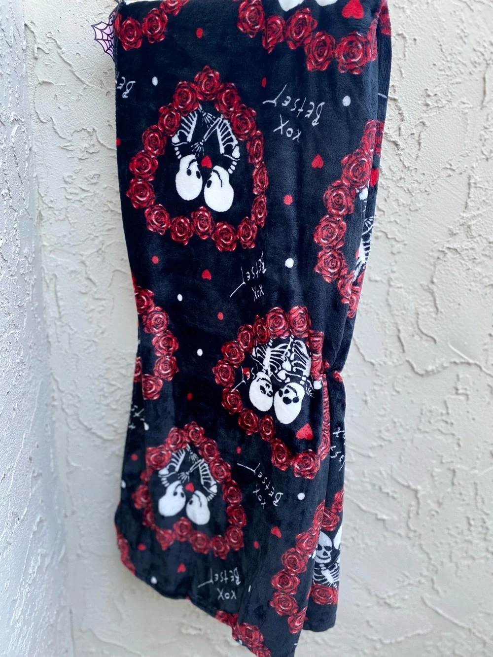 Betsey Johnson Skeleton & Roses Halloween Blanket NWT (50x70)